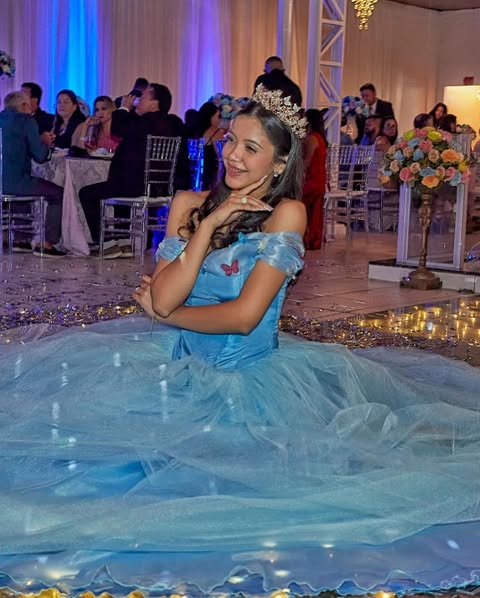Vestido azul de debutante em baile